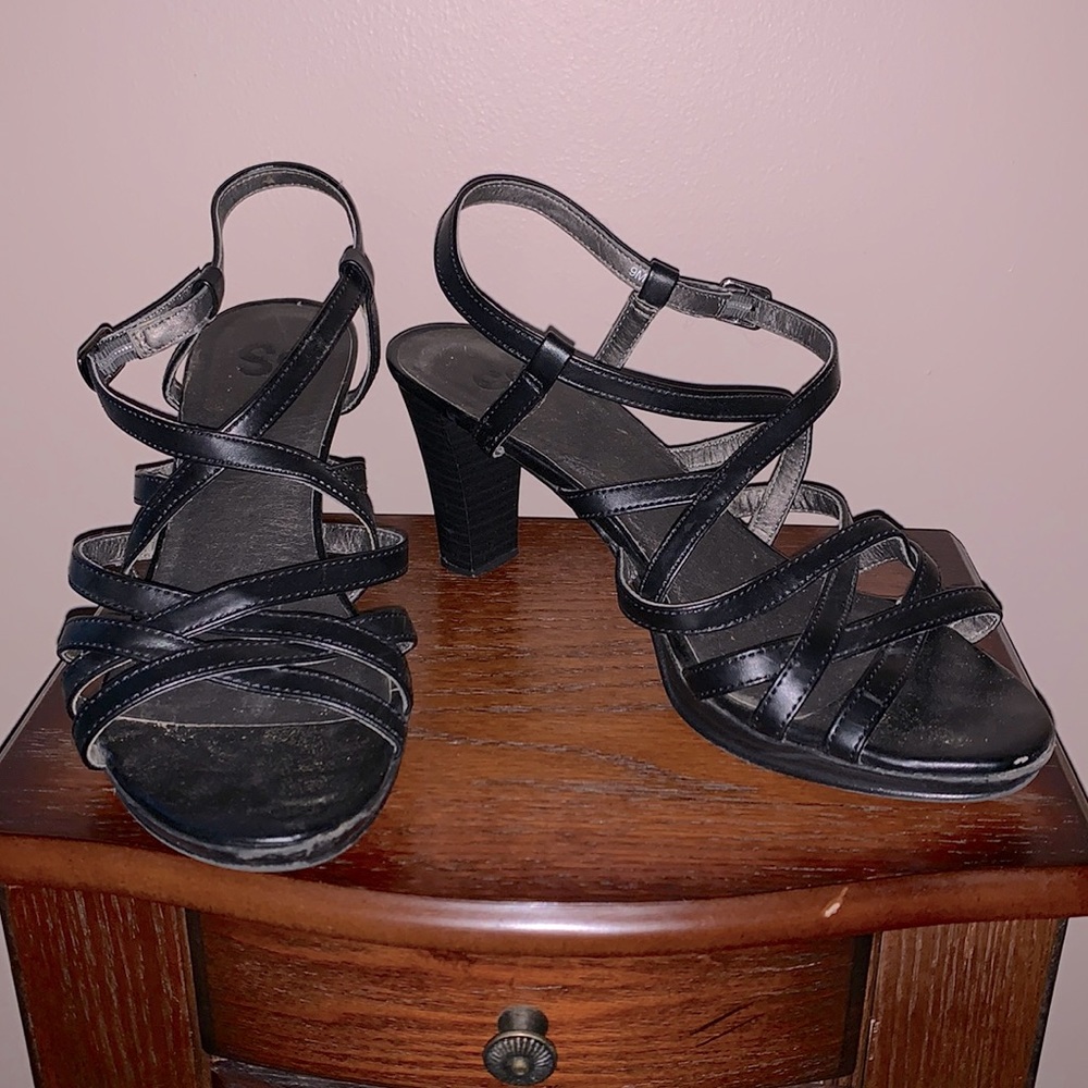 2.5 in black strappy open toed heel